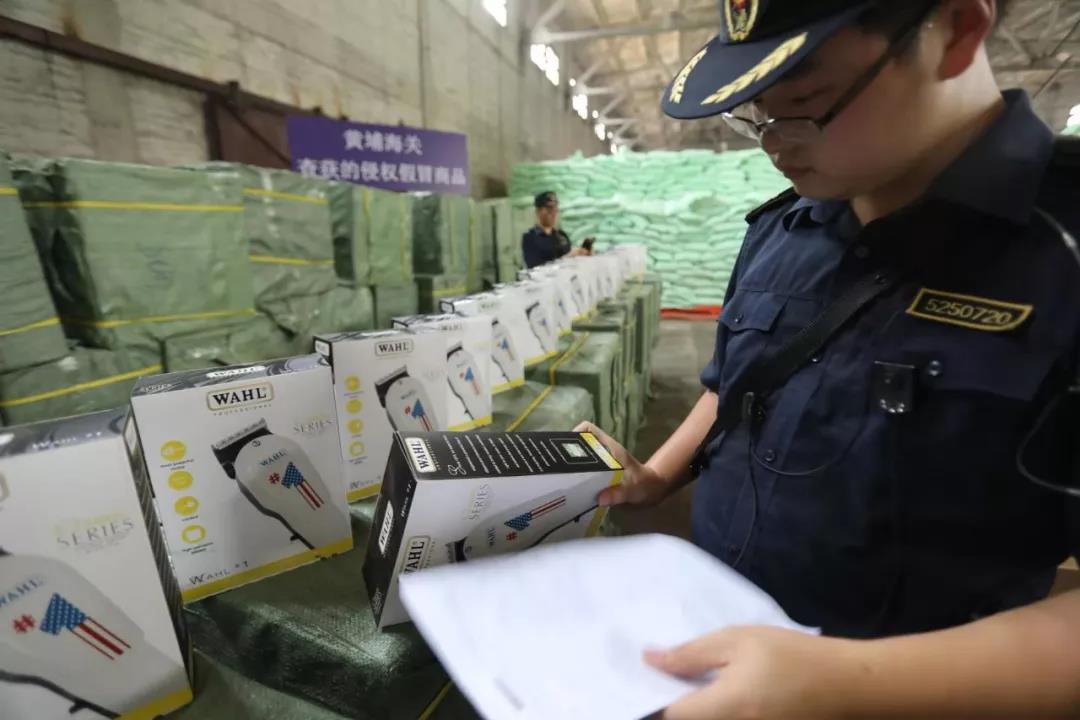 海关查获3600多个理发剪，假的！